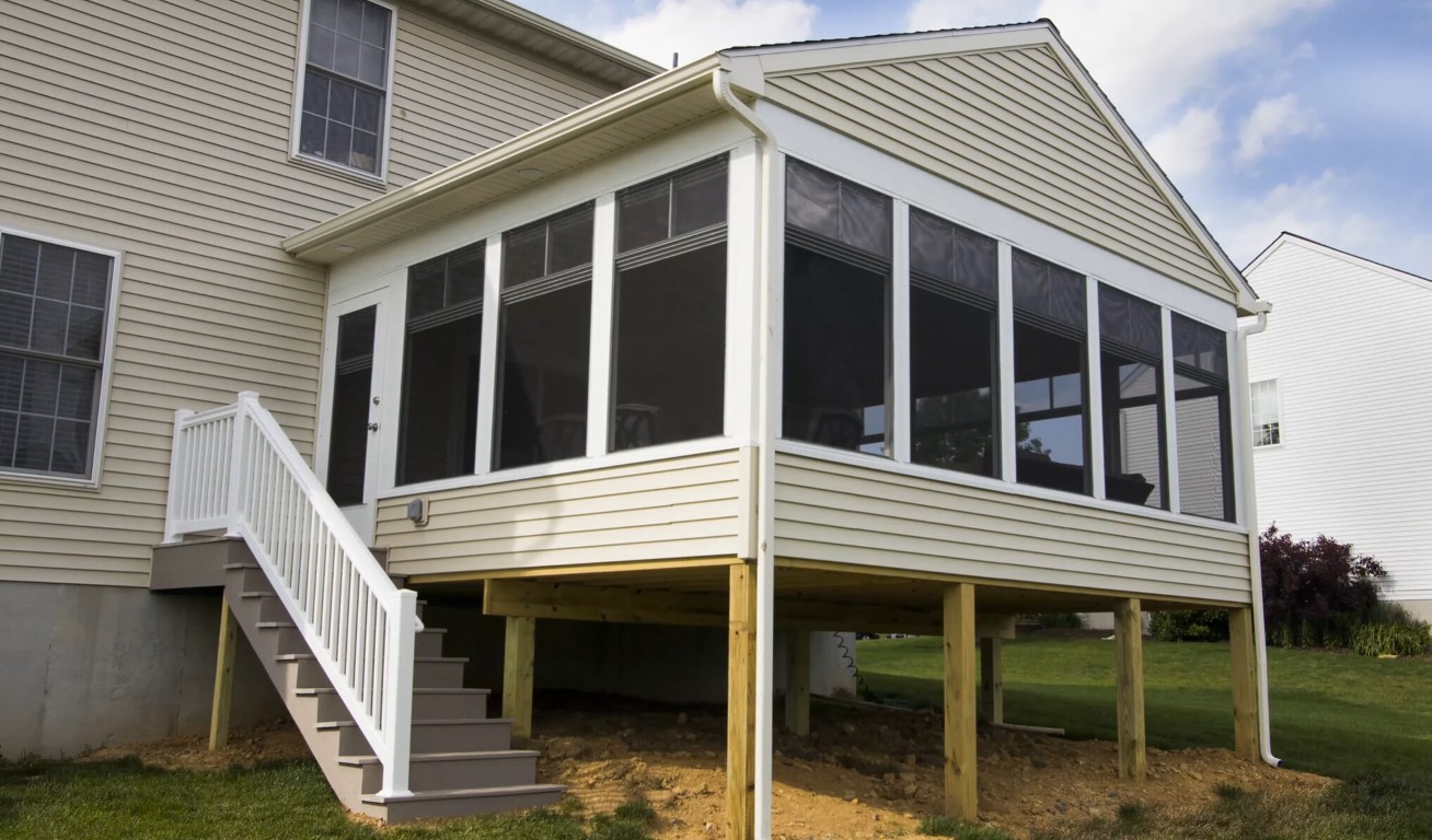 Energy-efficient sunroom with thermally broken framing